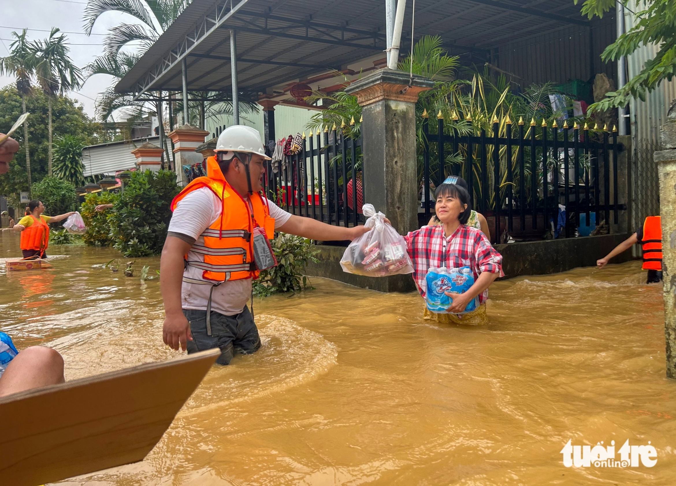 救援物资送达被洪水围困多日的武嘉河畔居民